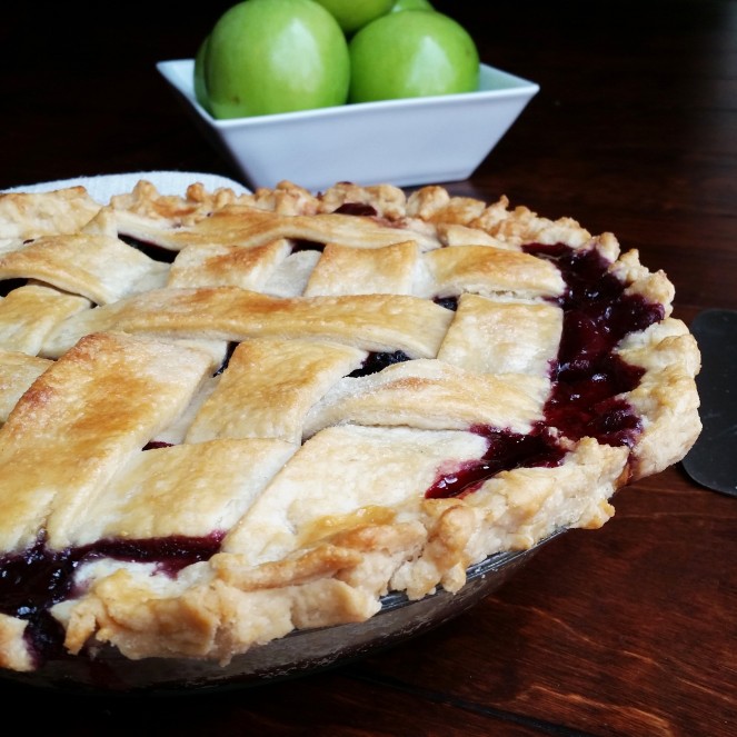 Easy Homemade Blackberry Pie- the best way to use those blackberries!