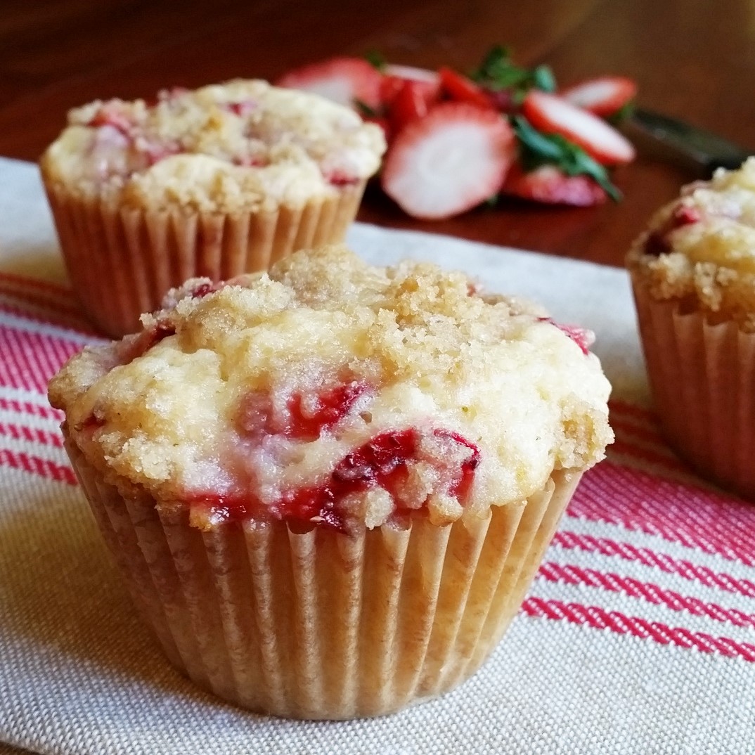 Strawberry Coffee Cake Muffins! – Rumbly in my Tumbly